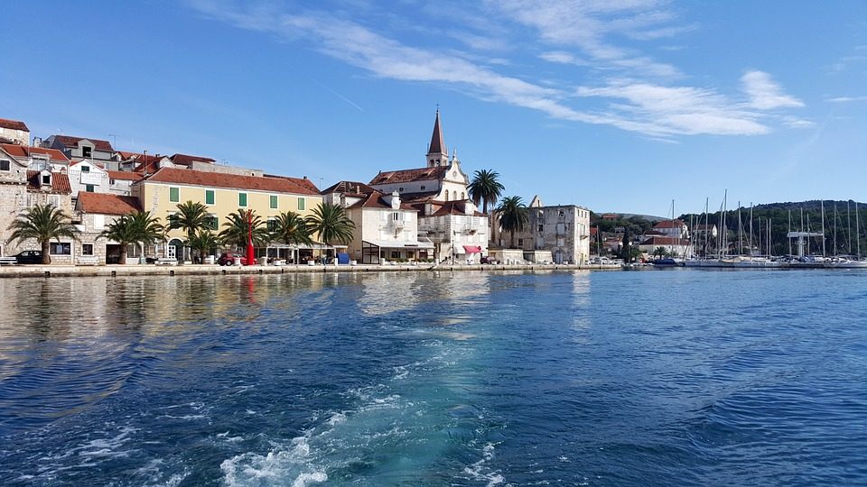 Brač town Bol relax speedboat tour Split