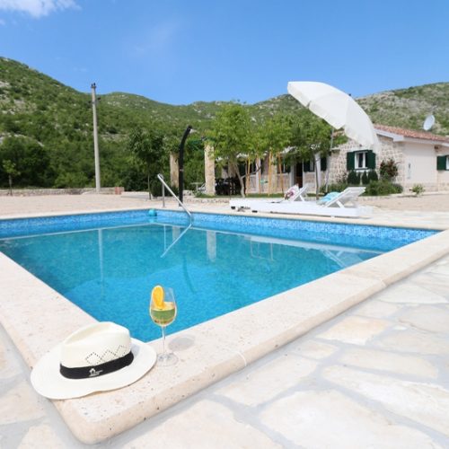 House with pool in small town near Makarska